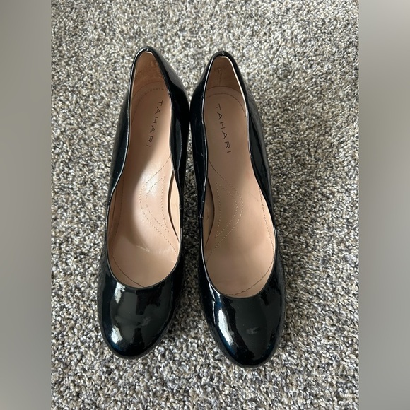 Tahari patent leather pump heel with small front platform size 8M - Picture 4 of 7